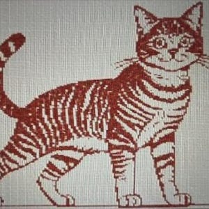 Op de afbeelding: Een kruissteek borduurpatroon met een staande cyperse kat, uitgevoerd in donkerrood garen op een witte stoffen ondergrond. Het ontwerp toont de kat in profiel met een lange, gebogen staart, gedetailleerde strepen en snorharen.