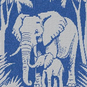 Könnte beinhalten: Blau-weiß gewebter Stoff mit einem Muster aus Elefanten und Palmen. Das Design zeigt einen großen Elefanten mit einem kleineren, vor stilisierten Bäumen und Blättern. Geeignet für Heimtextilien.
