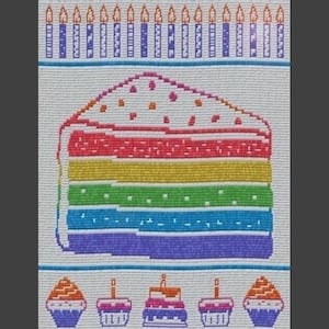 Può includere: Un colorato disegno a punto croce con una fetta di torta arcobaleno e cupcakes. La torta ha strati rossi, arancioni, gialli, verdi, blu e viola. Sopra la torta ci sono candele blu con fiamme arancioni.