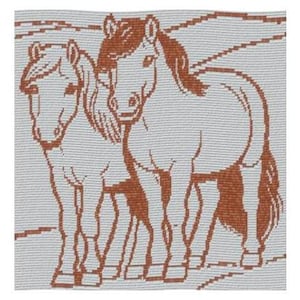 Könnte beinhalten: Ein gewebtes Textil mit zwei Pferden nebeneinander. Die Pferde sind in Rostfarbe auf weißem Hintergrund umrissen. Das Textil hat ein strukturiertes Aussehen, was auf ein gewebtes oder gesticktes Design hindeutet.