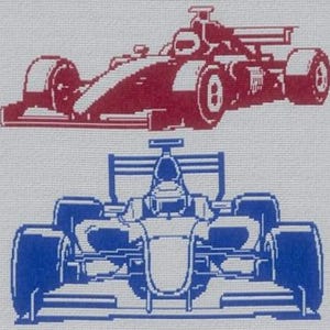 Peut inclure: Motif de point de croix représentant deux voitures de course de Formule 1. L'une est rouge, vue de côté, et l'autre est bleue, vue de face. Les voitures sont détaillées avec des roues, des ailerons et des habitacles.