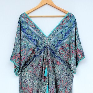 Sukienka kaftan boho z nadrukiem paisley dla kobiet – rozmiar uniwersalny, kimonowy kaftan z dekoltem w serek i frędzlami – lekka sukienka wypoczynkowa – etniczny strój plażowy