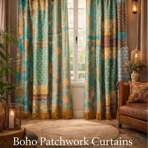 Puede incluir: Cortinas bohemias de patchwork en tonos turquesa, dorado y marrón. Fabricadas con seda reciclada, con flecos en el borde inferior. Cada panel mide 108 cm de ancho y 180 cm de largo. El texto de la imagen dice "Boho Patchwork Curtains, Set of 2".