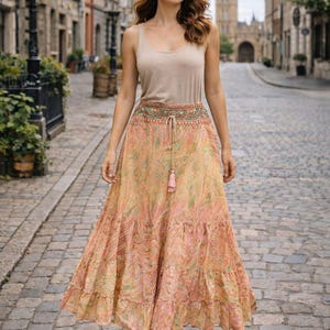 Falda larga bohemia gitana, falda de seda bordada con paisley, falda hippie de festival, falda con borlas y cintura elástica, estilo bohemio de inspiración vintage.