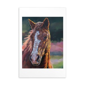 Può includere: Dipinto dettagliato della testa di un cavallo, con un mantello castano e una lista bianca. L'opera d'arte cattura l'espressione gentile del cavallo con uno stile pittorico morbido. Lo sfondo presenta sfumature verdi e rosa sfocate.