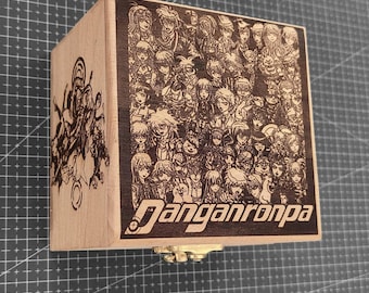 Caja de música de madera con diseño de anime japonés, electrónica, recargable por USB, regalo conmemorativo único.