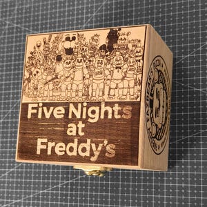Five Nights at Freddy&#39;s Wooden Music Box Electronic Echargeable USB Sound Mechanism , Unique Commemorative Collection Gift