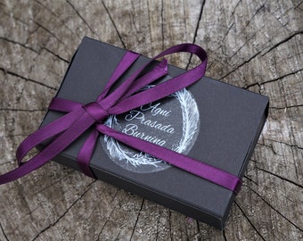 Gift Box to fit oval pebbles, pin badges, keyrings