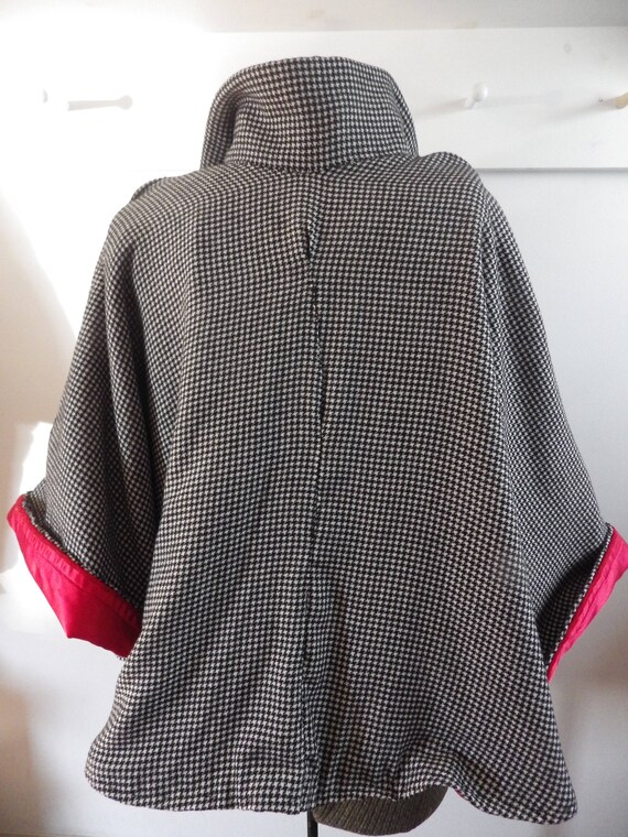 Gorgeous 1950s wool houndstooth zip front cape - image 5