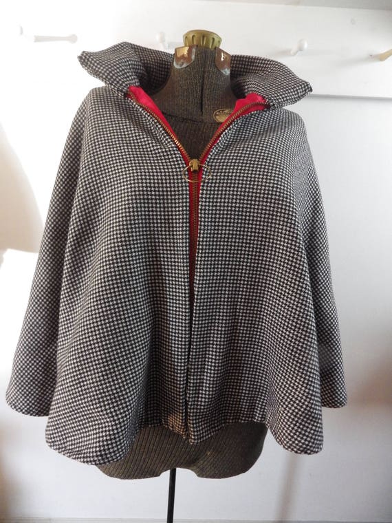 Gorgeous 1950s wool houndstooth zip front cape