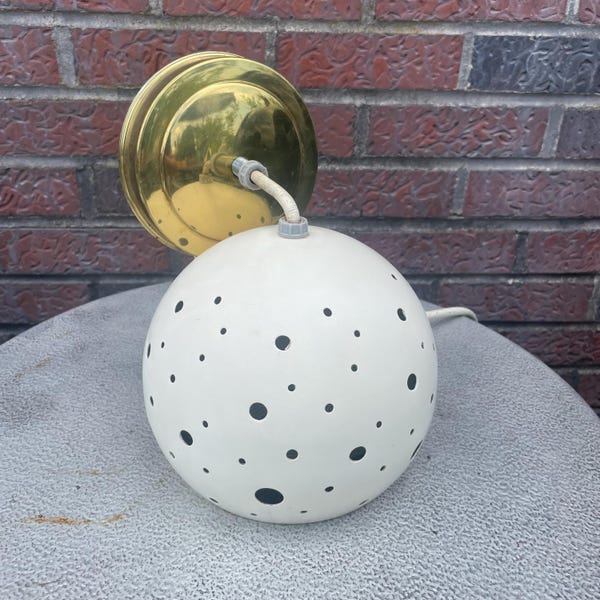 Lámpara colgante vintage MCM de los años 50 con pantalla metálica redonda perforada