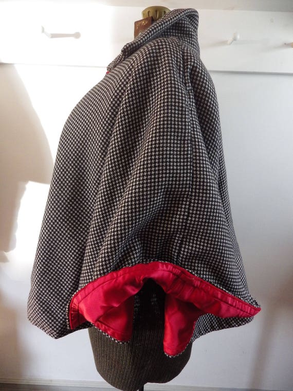 Gorgeous 1950s wool houndstooth zip front cape - image 4