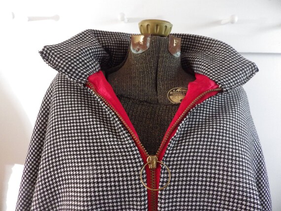 Gorgeous 1950s wool houndstooth zip front cape - image 2