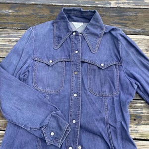 Vintage Sanforized Denim Western shirt pearl snap long tail 1960s 1970s womens M L