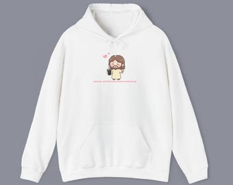 Sudadera con capucha Chosen Caffeinated Ready To Go, con un adorable diseño cristiano de Jesús chibi sosteniendo un café y una acogedora sudadera unisex con humor religioso para uso diario.