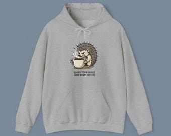 Sudadera con capucha "Guard Your Heart": divertida sudadera cristiana con un erizo y un café, con un gráfico minimalista y acogedor.
