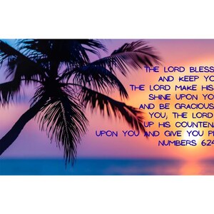 Könnte beinhalten: Ein malerisches Bild mit einer Palmensilhouette vor einem lebendigen Sonnenuntergangshimmel. Der Text-Overlay lautet "The Lord bless you and keep you...Numbers 6:24-26" in Blau. Der Hintergrund wechselt von Blau zu Orange und Lila.