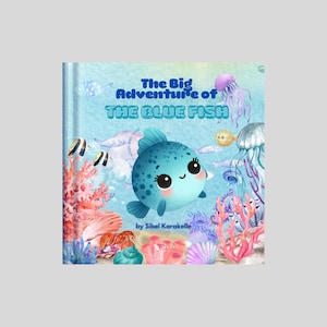 Puede incluir: Portada de libro infantil con un pez azul de dibujos animados en el centro, rodeado de corales, medusas y otras criaturas marinas. El título es "The Big Adventure of THE BLUE FISH", con el nombre del autor.