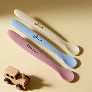 赤ちゃんや幼児向けのパーソナライズされたロングシリコンスプーン、給餌トレーニング用具、カスタム名入れキッズギフト