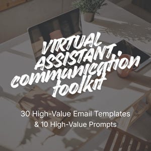 Puede incluir: Una escena de trabajo con un portátil, una tableta y una taza. El texto "VIRTUAL ASSISTANT communication toolkit" se muestra de forma destacada. Debajo, se lee "30 High-Value Email Templates & 10 High-Value Prompts."