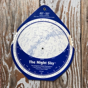 Könnte beinhalten: Rustikales Holzschild mit dem weißen Schriftzug "Welcome to our porch". Das Schild hat eine verwitterte Oberfläche und eignet sich ideal für die Außendekoration.