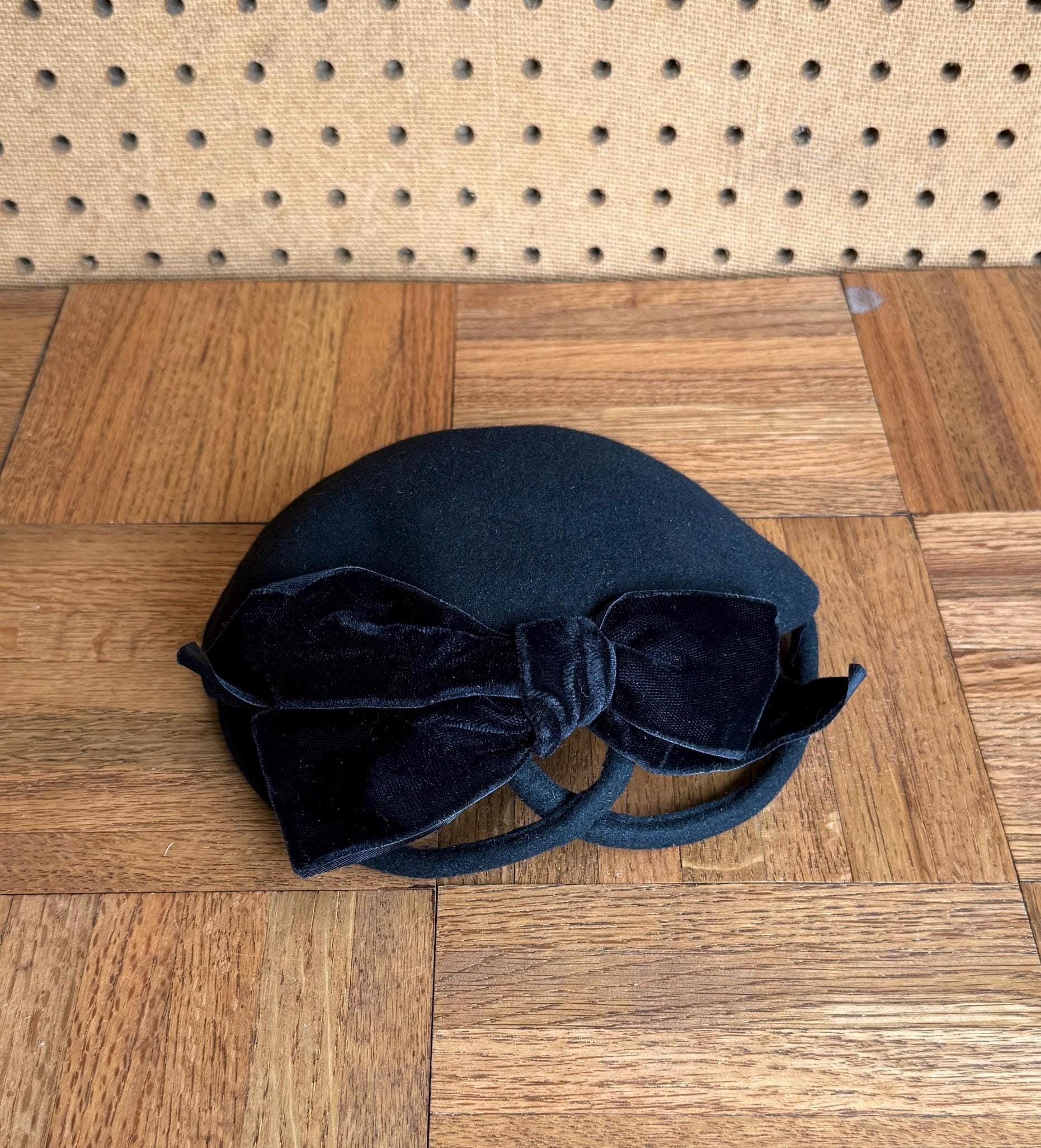 Vintage black velvet pill box hat with bow. 1960s Mod Black Velvet Hat With Plastic Flower Pin, Large  main image 3