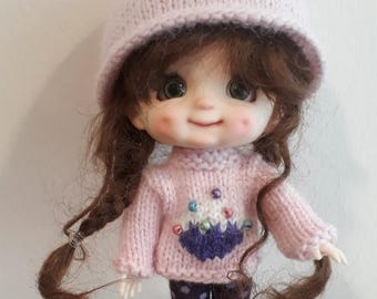 379. Modèle tricot Sto Doll – Pull et bonnet « Macaron »
