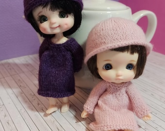 382. Modèle tricot pour poupée Sto Doll – Robe et bonnet
