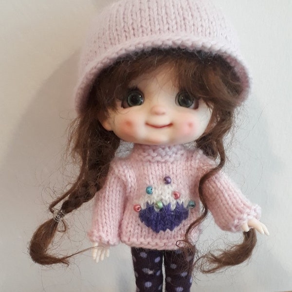 379. Sto Doll - Macaron Sto Doll - Fiche tricot au format PDF en français et en anglais - Pull et bonnet pour poupées Obitsu 11