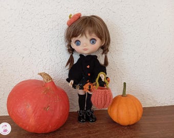 410. Joyeux Halloween -Fiche tricot en français et en anglais pour réaliser un gilet, un bibi et un sac à bonbons pour poupée Mori Lolli