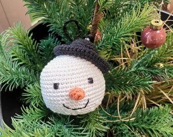 Boule de Noël Bonhomme de neige chapeau melon au crochet