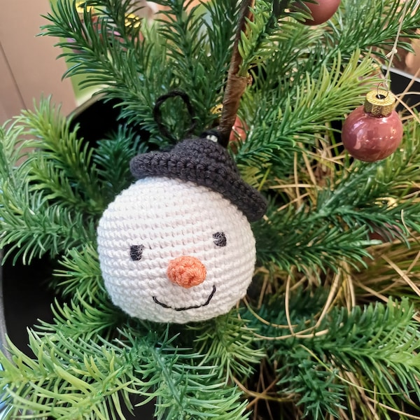 Boule de Noël Bonhomme de neige chapeau melon au crochet