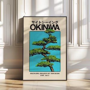 以下が含まれることがあります： 沖縄の旅行ポスター。青い背景に、緑色の木が描かれています。ポスターには日本語のテキストと太字の黒い文字で「OKINAWA」と書かれています。ポスターの下部には「OKINAWA BOARD OF TOURISM EST. 1977」と書かれています。