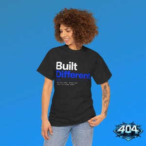 Built Different T-shirt - 404 Geekwear - Grappig T-shirt met graphic print, humoristisch cadeau voor hem, grappig cadeau voor een collega, vaderdag afbeelding 3