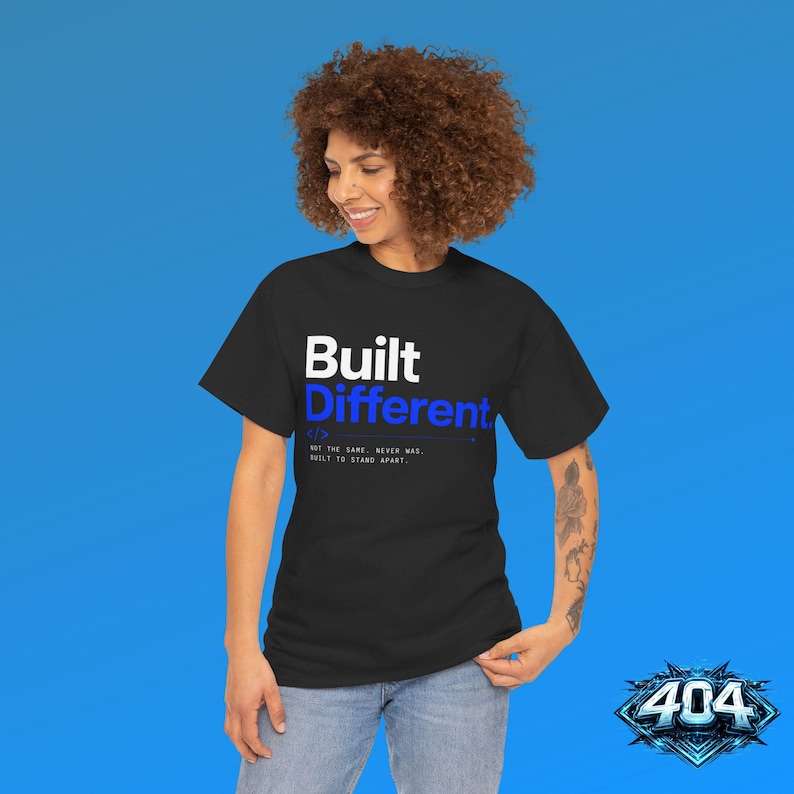Built Different T-shirt - 404 Geekwear - Grappig T-shirt met graphic print, humoristisch cadeau voor hem, grappig cadeau voor een collega, vaderdag afbeelding 3