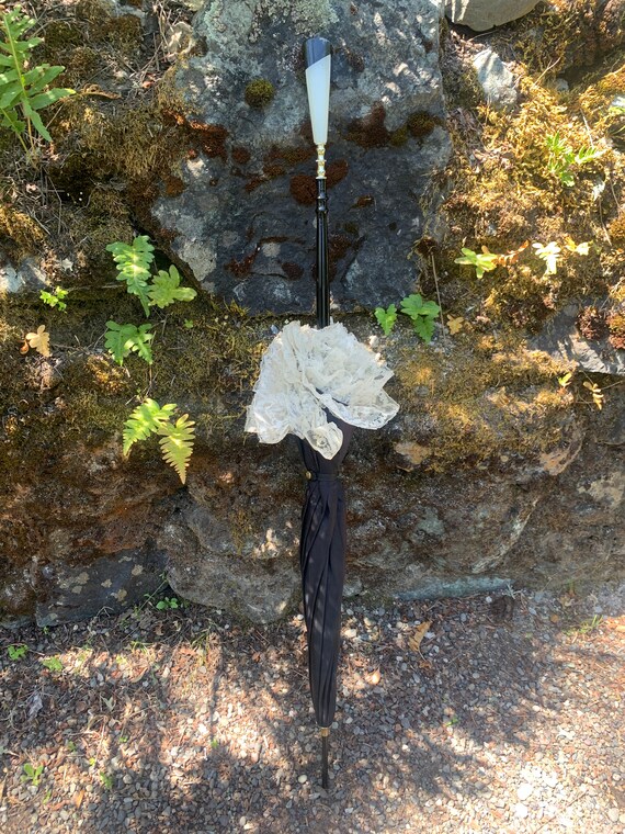 Vintage 1950s Black Umbrella with White Lace Trim - image 7
