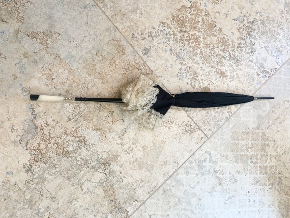 Vintage 1950s Black Umbrella with White Lace Trim - image 4