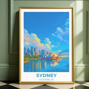 Könnte beinhalten: Ein gerahmter Kunstdruck von Sydney, Australien, mit dem Opernhaus, der Harbour Bridge und der Skyline der Stadt. Das Kunstwerk hat eine lebendige Farbpalette mit einem hellblauen Himmel, flauschigen Wolken und der Stadt, die sich im Wasser spiegelt. Der Text "SYDNEY AUSTRALIA" steht unten.