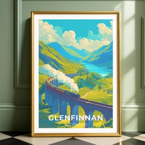 Può includere: Una stampa artistica incorniciata con una vista panoramica di Glenfinnan, in Scozia. L'opera raffigura un treno che attraversa un viadotto, con un fiume e montagne sullo sfondo. La cornice è dorata e il testo "Glenfinnan Scotland" è visibile.