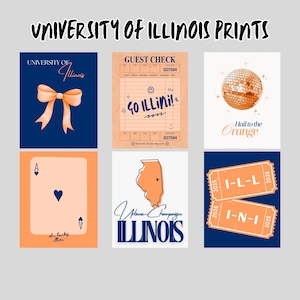 Può includere: Collezione di stampe dell'Università dell'Illinois con vari disegni. Include una stampa blu navy con un fiocco, una ricevuta per gli ospiti con "Go Illini!", una palla da discoteca, una carta asso di picche, una mappa dell'Illinois e due biglietti arancioni.