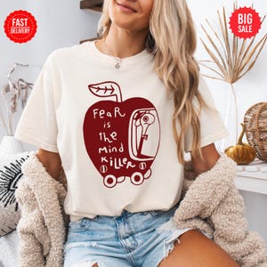Fear Is The Mind Killer Comfort Colors Shirt - Lustiges Wurm Dune T-Shirt, Buch Liebhaber Geschenk, Sci-Fi Zitat T-Shirt, Unisex Grafik-Shirt