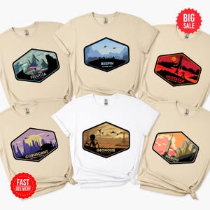 Könnte beinhalten: Eine Auswahl an beigen und weißen T-Shirts mit sechseckigen Grafikdesigns, die verschiedene Landschaften und Texte zeigen. Die Designs umfassen Szenen von Felucia, Bespin, Mustafar, Coruscant, Geonosis und Naboo. Ein roter "BIG SALE" Aufkleber ist sichtbar.