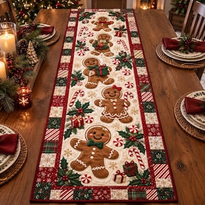 Könnte beinhalten: Ein rechteckiger Tischläufer aus Stoff mit einem wiederkehrenden Muster aus Lebkuchenmännern, Zuckerstangen, Geschenken und Stechpalmenblättern auf cremefarbenem Grund, umrandet von einem Patchwork-Design aus roten, grünen und weißen Motiven.