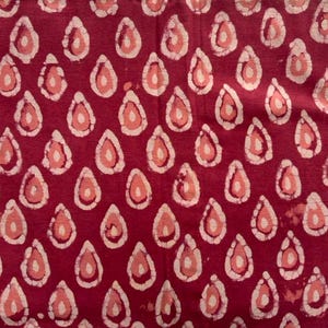 Tissu en coton indien fait main avec impression bloc - Motif gouttes rose bordeaux