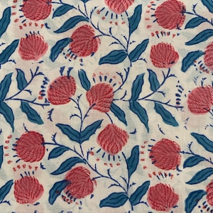 Off-White Rosa Rot Floral Hand Block Print Baumwolle Stoff | Indischer handwerklicher botanischer Druck | Stoff Meterware | Stoff zum Nähen