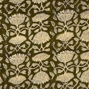 Op de afbeelding: Olijfgroene stof met een herhalend patroon van witte bloemmotieven. De gestileerde bloemen hebben een gedetailleerde, waaiervormige structuur, en de bladeren en stelen vormen een symmetrische lay-out. Geschikt voor diverse knutselprojecten.