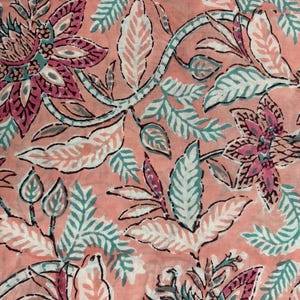 Tissu en coton imprimé main floral pêche pêche | Matériel de couture imprimé indien