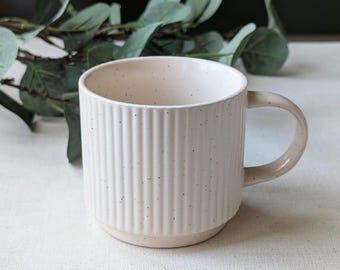 Minimalist Speckled Ceramic Mug – Ribbed Beige Coffee Cup with Handle – Modern Neutral Stoneware Drinkware