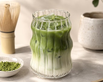 Vaso de vidrio acanalado de 500 ml (17 oz) – Vaso ondulado para café helado, matcha y agua, cristalería minimalista Japandi.