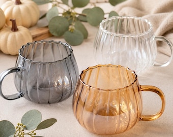 Taza de vidrio con forma de calabaza de 384 ml (13.5 oz) – Color ámbar acanalado, gris ahumado o transparente, ideal para café y té, con asa, perfecta para otoño, Halloween o cualquier otra ocasión.